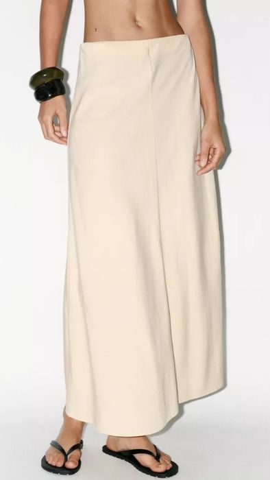 Saia midi da Nova coleção da Zara 2025 na cor baunilha