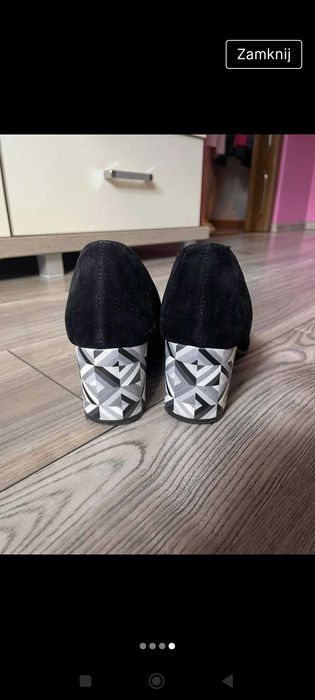 Pantofle damskie na obcasie prawie nowe.