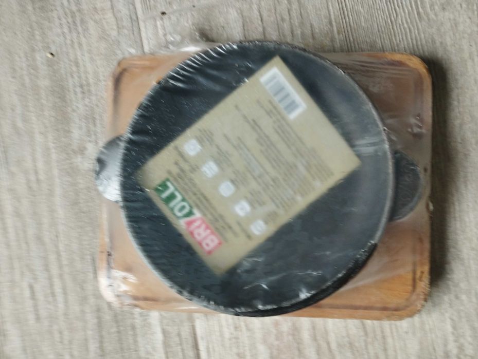 Чугунная форма з підставкою для подачі страв