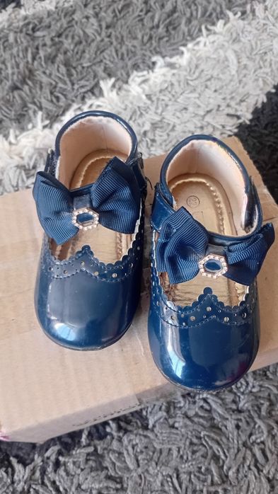 Продам дитяче взуття в гарному стані... Черевички  і туфельки.