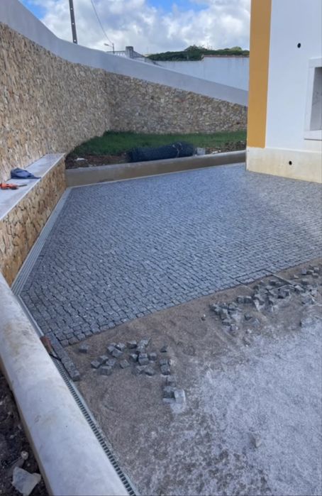 Serviços de calcetagem, pintura, bricolage, jardinagens, piquenos aranjos e reparaçõs domésticas .
