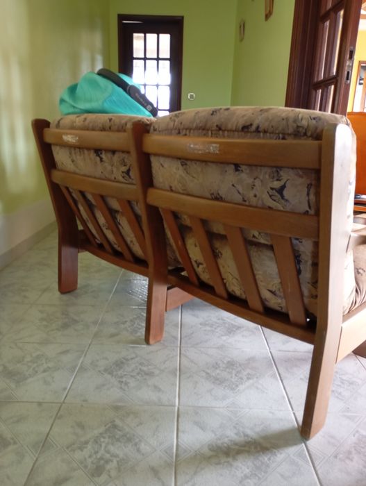 Consinto de sofá em madeira almofadas em tecido