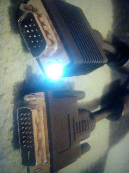 Kabel pozłacany łączy komputer z monitorem