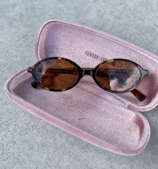 Сонцезахісні окуляри, солнцезащитные очки в стилі miu miu