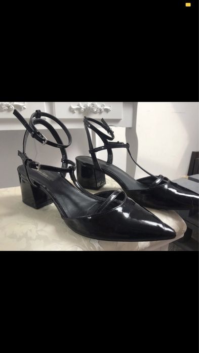 czarne lakierowane buty na obcasie