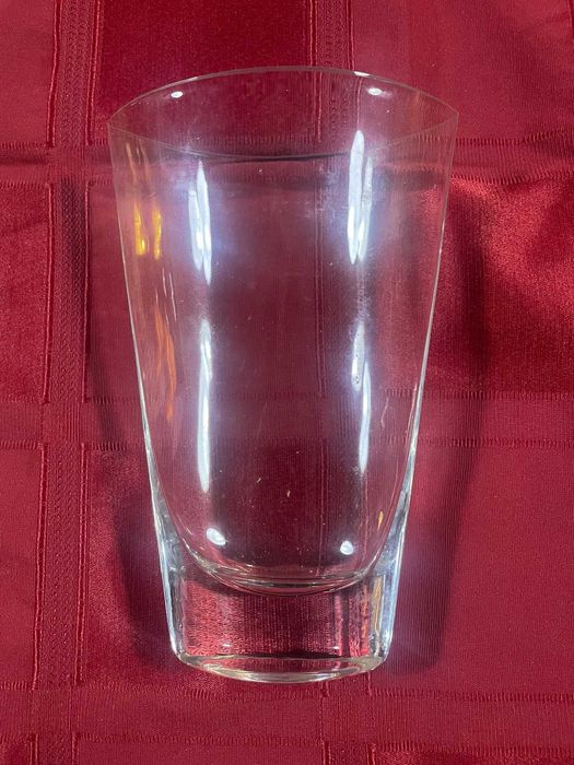 Jarra em vidro transparente contemporâneo