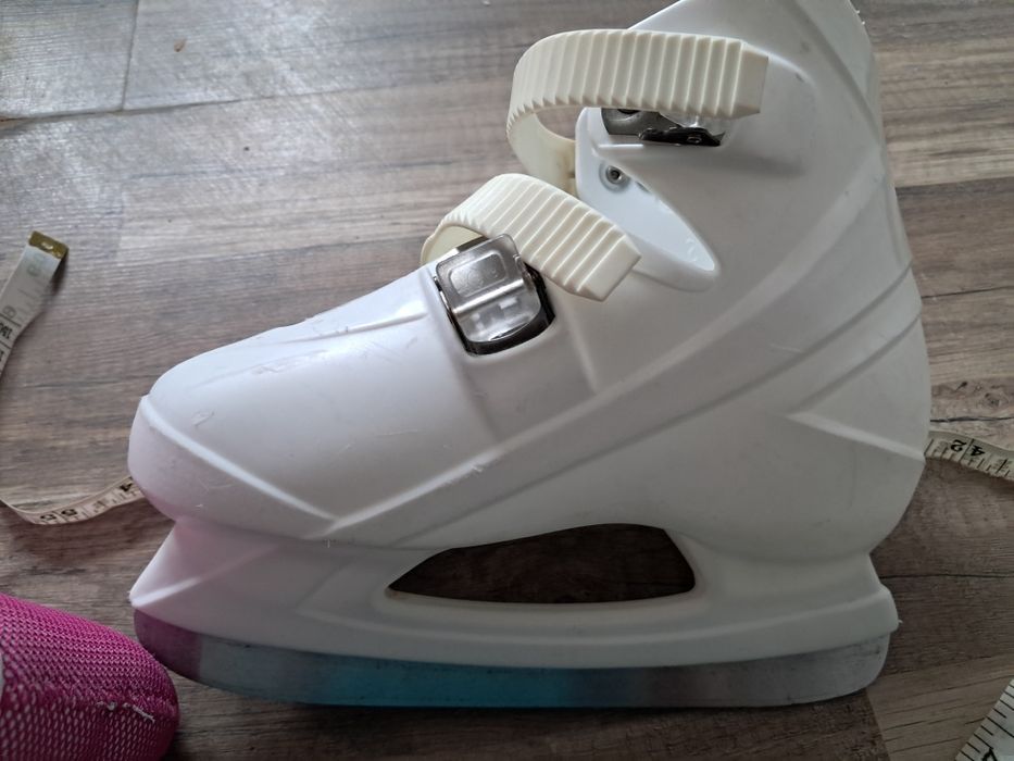 Sprzedam łyżwy r 33