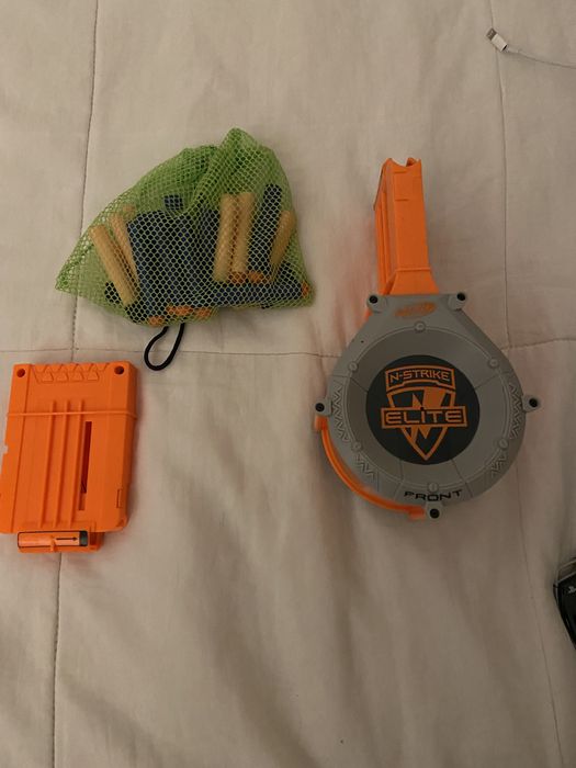 Conjunto de 4 nerfs com carregadores + 20 balas