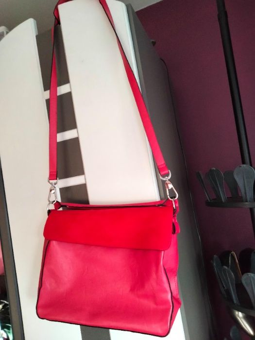 Efektowna torebka damska w kolorze malinowej czerwieni