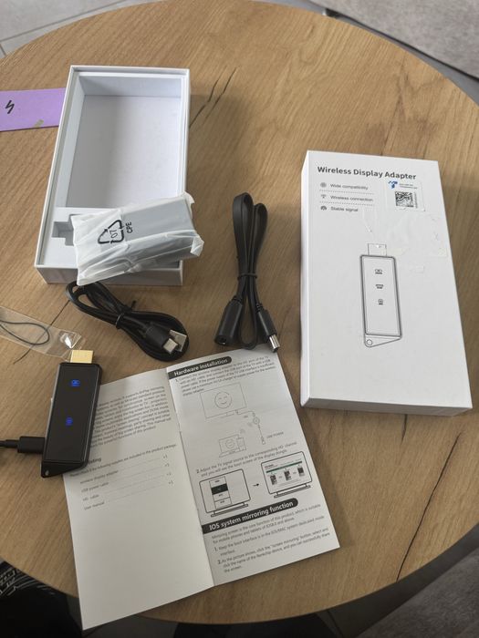 bezprzewodowy adapter wideo HDMI (ang. Wireless Display Adapter) wraz z instrukcją obsługi i kablami