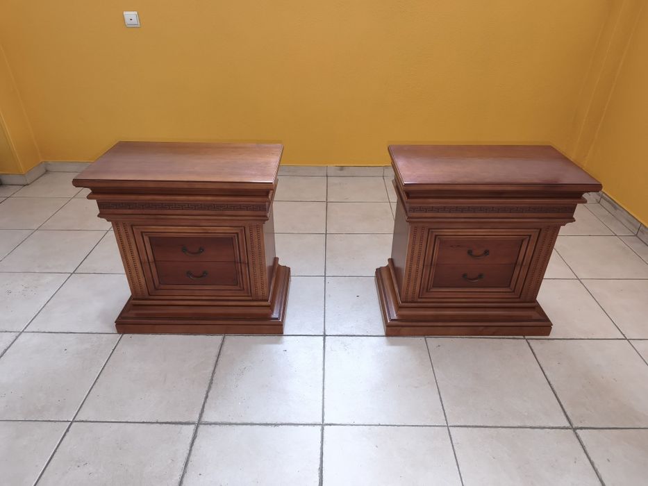 Mesas de cabeceira em cerejeira