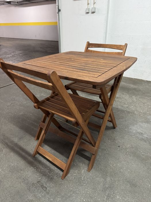 Mesa quadrada com cadeiras para exterior
