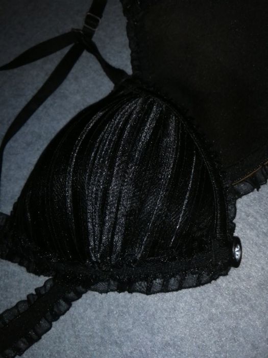 черный бюстгальтер 70/65В, застежка в виде камушка