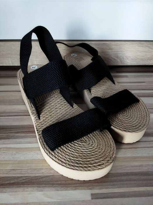 Nowe sandały damskie na koturnie