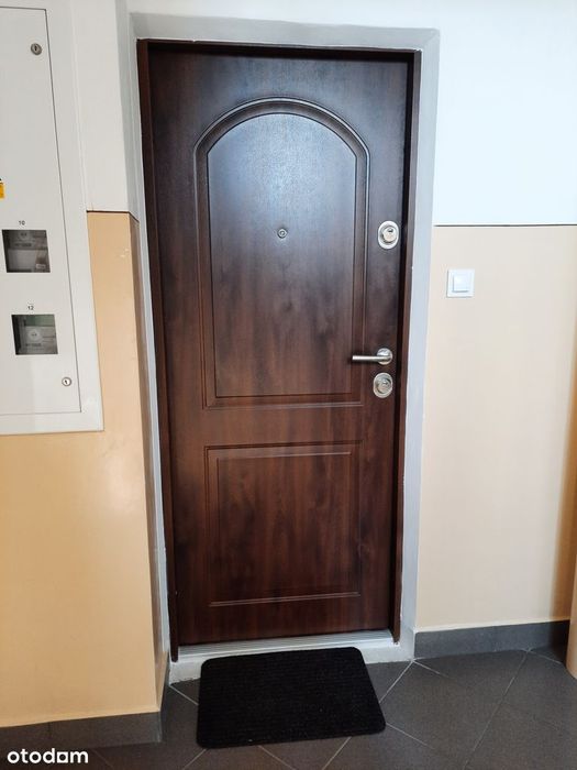 Mieszkanie w bloku dwuklatkowym, po remoncie, gotowe do zamieszkania.