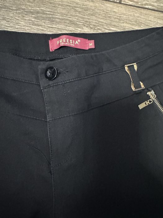 Czarne spodnie z suwakami