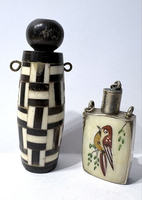 Vintage snuff bottles in mother-of-pearl and in horn and bone