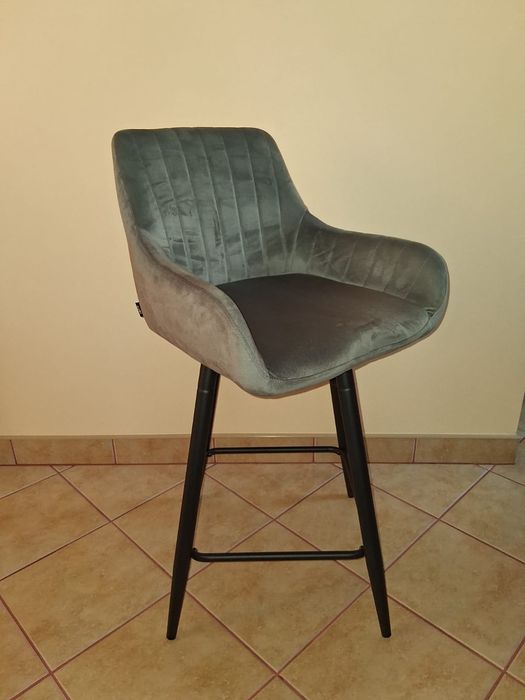 4 hokery barowe lub kuchenne