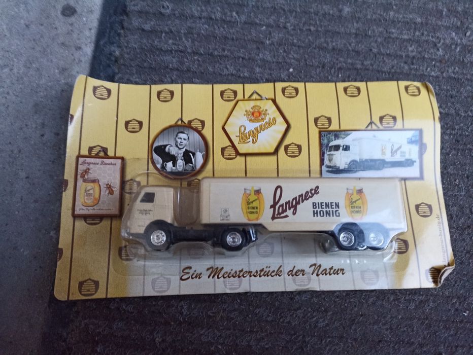 Model niemieckiej starej ciężarówki chyba DAF do transportu miodu 1:87