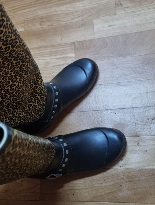 Стильні резинові жіночі чоботи, стан нових