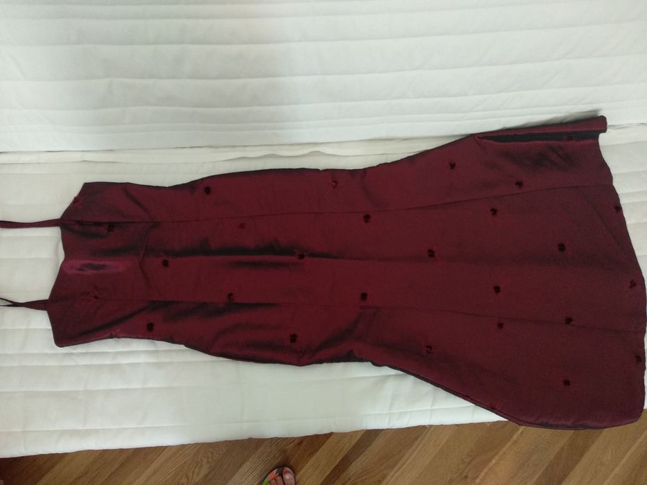 Vestido bordeaux de cerimónia com écharpe
