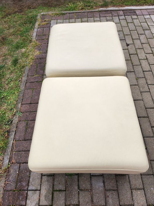 Dwie duże pufy ze skóry naturalnej.