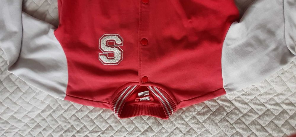 Malinowo-biala bluza zapinana na guziki