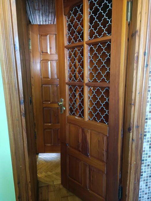 Двері з натуральної  мудрини. З коробкою.