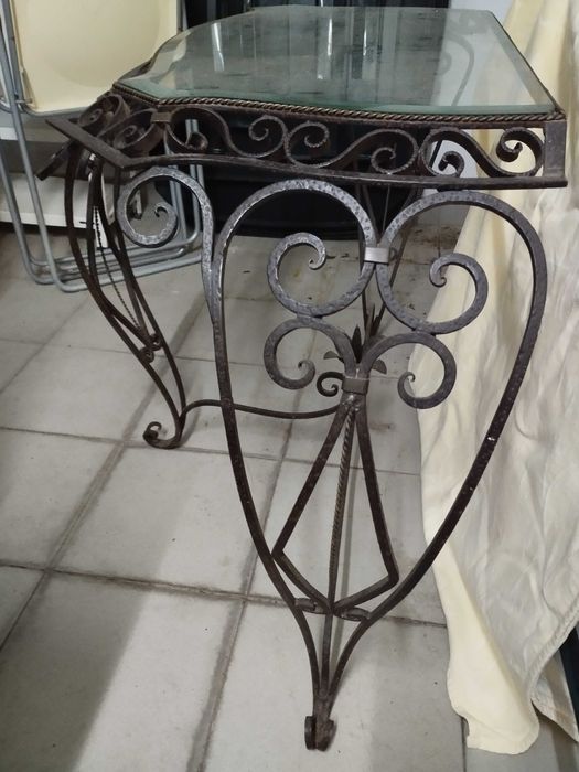 Mesa antiga em ferro forjado