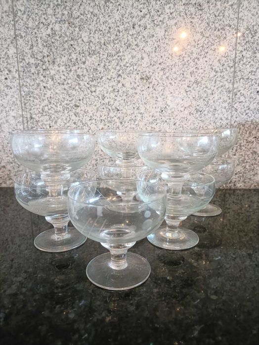Taças de champanhe  vintage com uvas gravadas