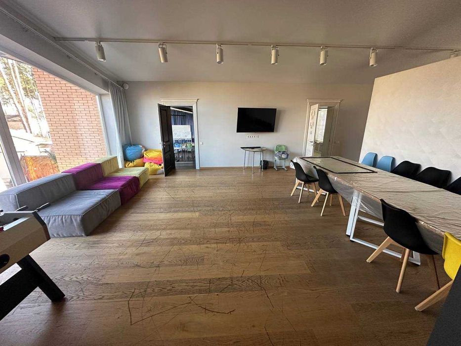 Будинок з басейном 1160 м2, 33 сотки в Ірпені