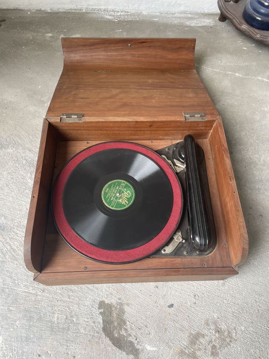 Grfonola antiga mas ja eletrica