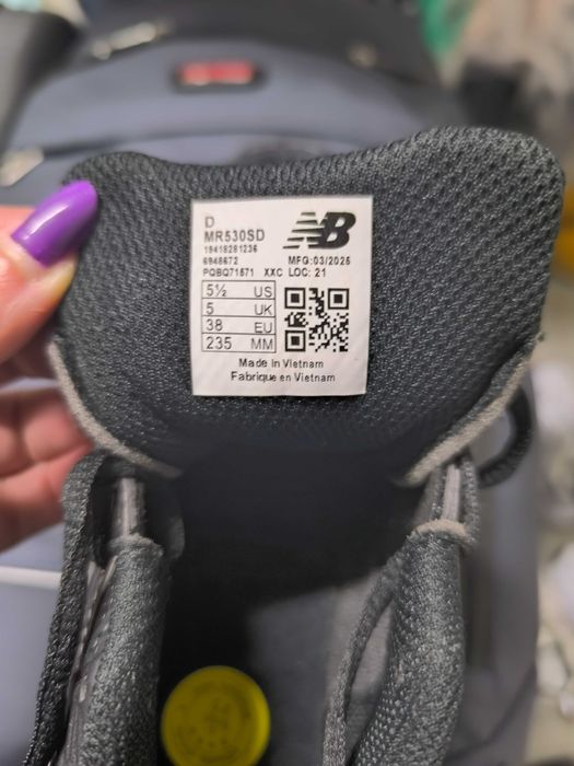 Tênis pretos tamanho 38 e tamanho 39