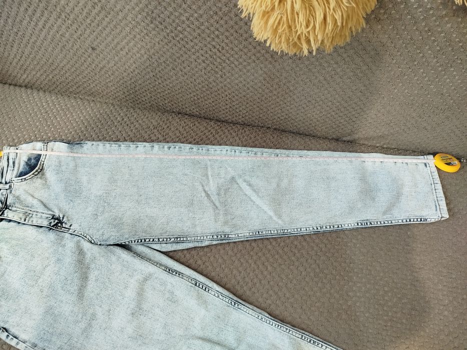 Продам світлі джинси Mom.
Стильні джинси у модному фасоні mom, з ви