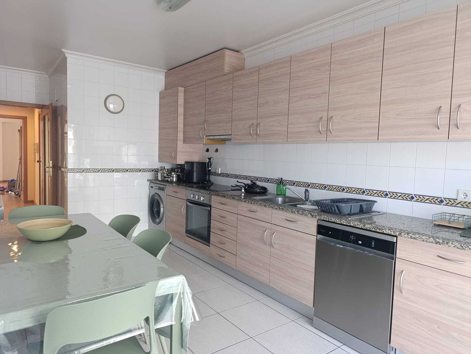 Quarto em apartamento mobilado e equipado