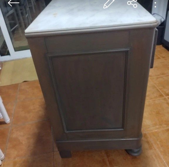 Cómoda antiga com pedra