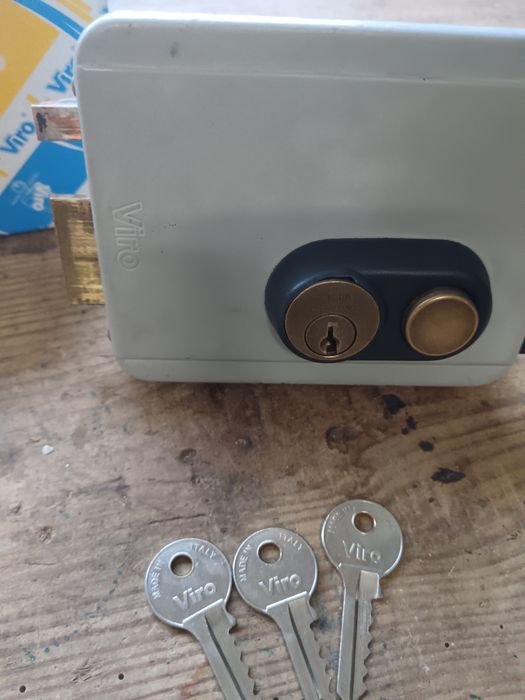 Fechadura  eléctrica viro esquerda com botão