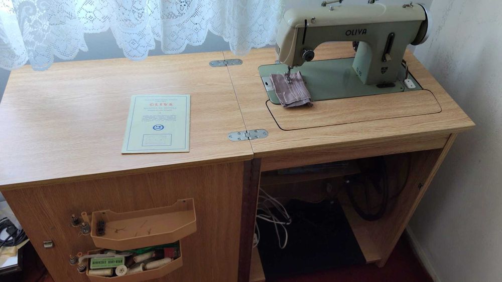 Máquina de costura Oliva com móvel