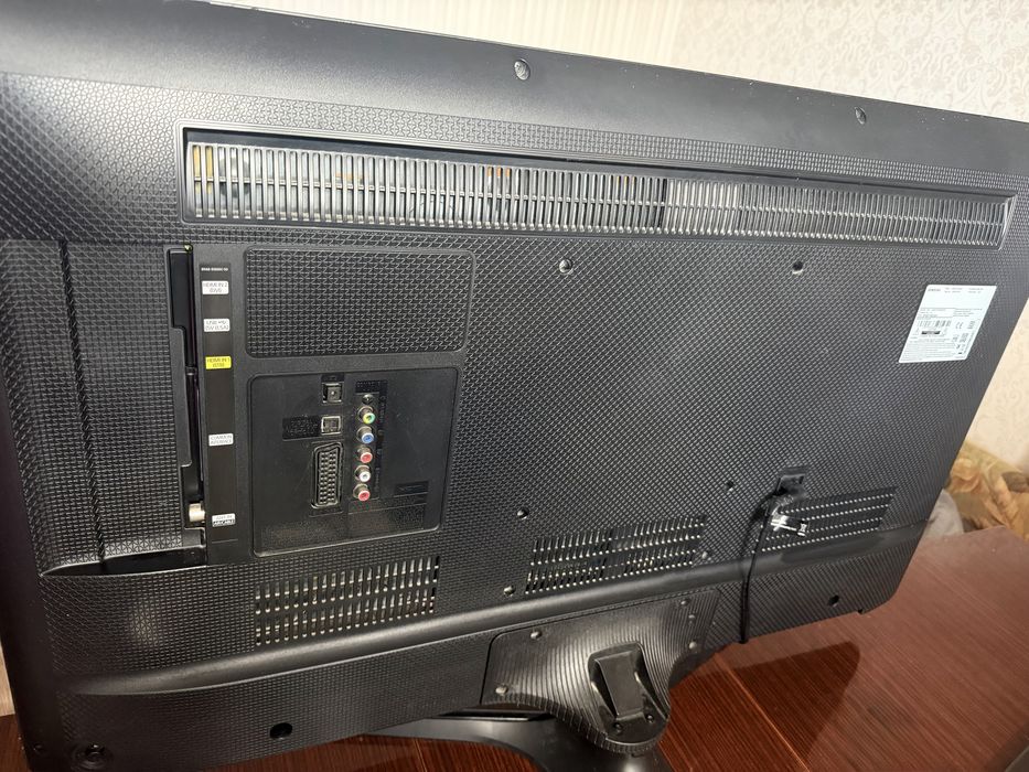 Продам телевізор Samsung UE40J5100AW (40”, Full HD) на запчастини або під відновлення.