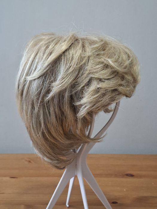 Blond peruka krótka