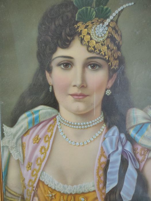 Moldura em madeira e metal.