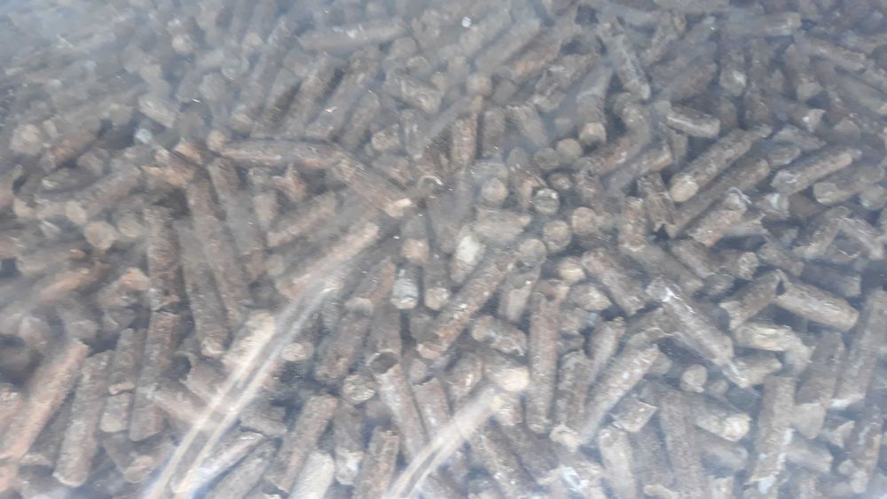 Pelet  drzewny oraz węgiel z Polskich kopalni.