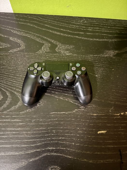 Ps4 branca (utilizada ) com 6 jogos um teclado e um comando