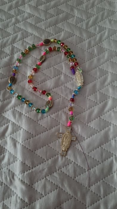 Cudny czerwony Różaniec z Gwadelupeupe