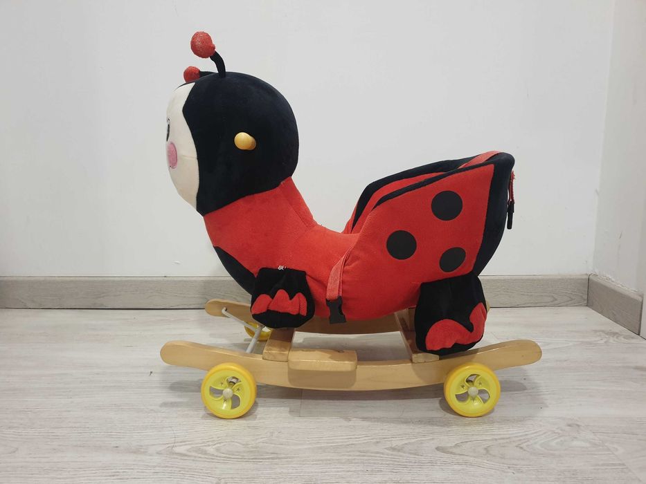 Joaninha em Peluche com Base de Madeira e Rodas