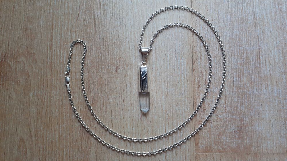 Wisior - kryształ górski z runą Fehu + łańcuszek