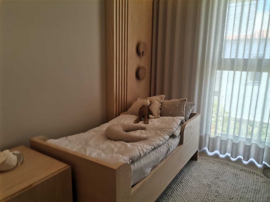 Cama criança em madeira clara