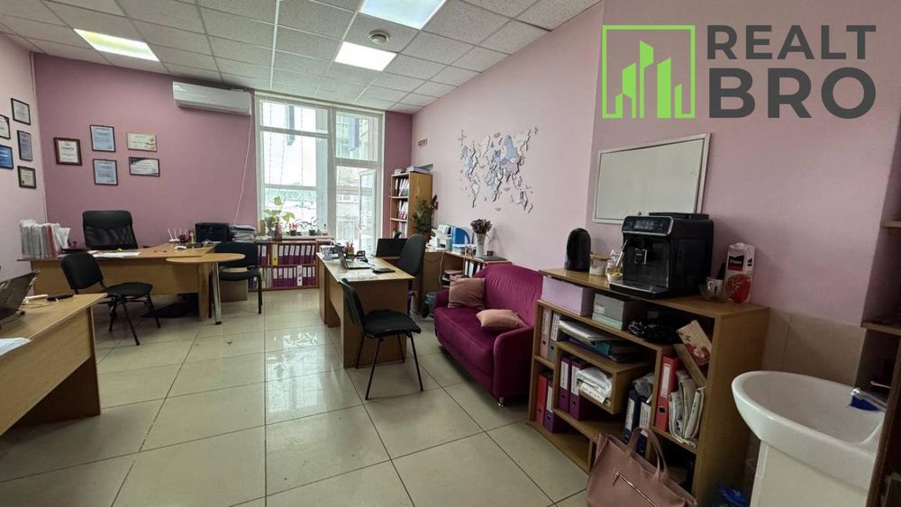 Офіс в центрі міста з панорамним балконом