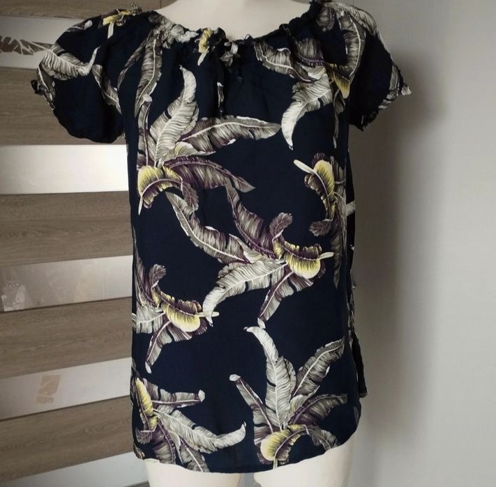 Bluzka damska z krótkim rękawem w liście, rozmiar 42 – nowa bez metki