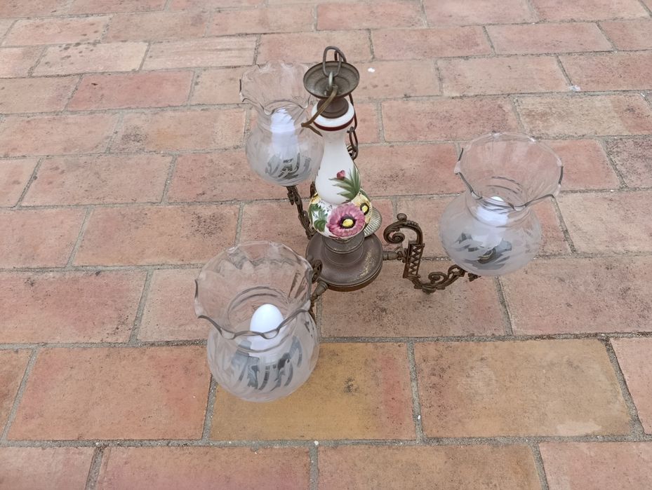 Candeeiro antigo com cabeça de latão e porcelana.